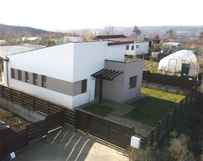 Casa individuala parter cu priveliste panoramică in Hlincea strada privata
