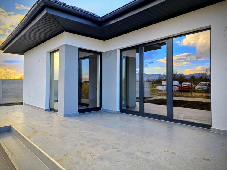 Casă individuală pe parter 105mp utili, teren 520mp, Stupini