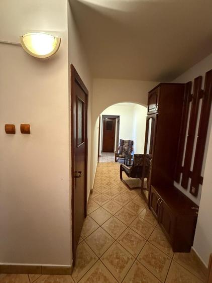 Proprietar inchiriez ap 3 camere cu AC, 2 bai, complet utilat, bloc anvelopat