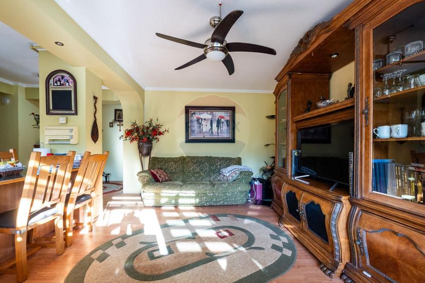 Apartament cu 3 camere de vânzare în Centrul orașului Câmpulung