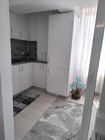 Garsoniera RENOVATA de la placa, CT, AC, mobila la comanda, utilata, etaj 2