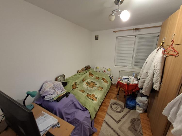Apartament cu 2 camere, decomandat, etajul 3/4, zona Podu Ros