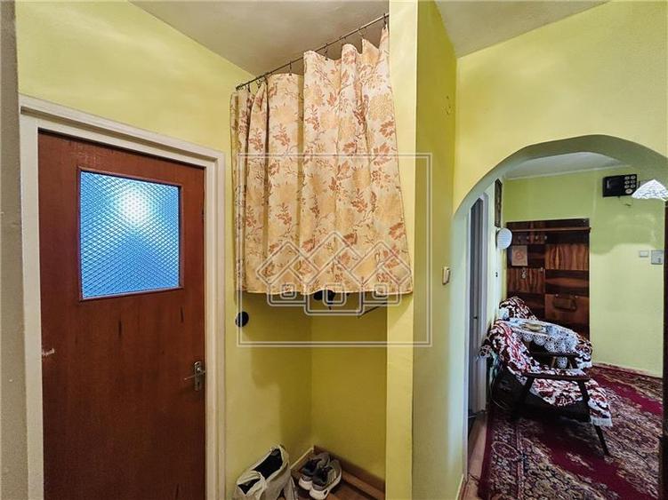 Ap decomandat, 3 camere, balcon, pivnita - N. Iorga