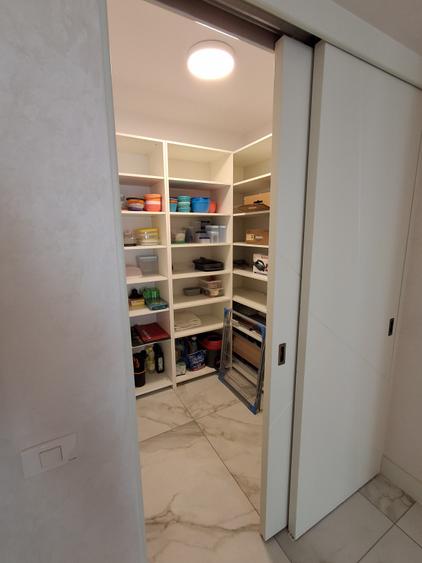 APARTAMENT DEOSEBIT DECEBAL(SPATIOS,DRESSING,2 BALCOANE,LOC DE PARCARE)