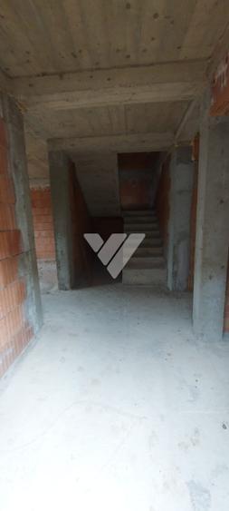 Casa la rosu cu fundatie si structura solida pe 2 niveluri in Cisnadie,