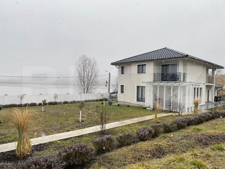 Casa de vacanta cu priveliste catre lac, 213 mp utili, 3500 mp teren cu livada