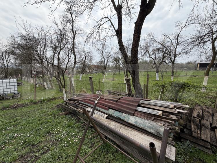 Casă cu 3 camere în suprafață de 80 mp și un teren de 2000 mp