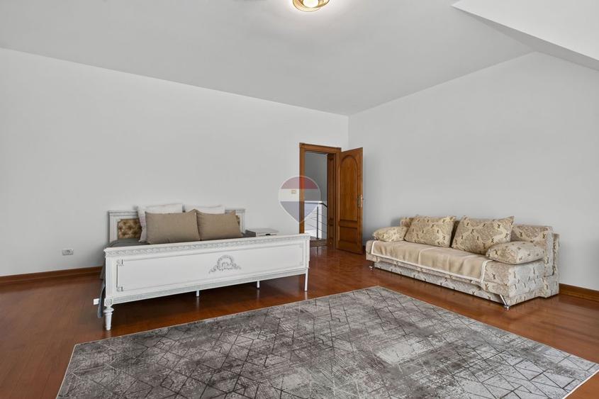 Casă 5 dormitoare si teren 725 mp de închiriat în zona Gradiste