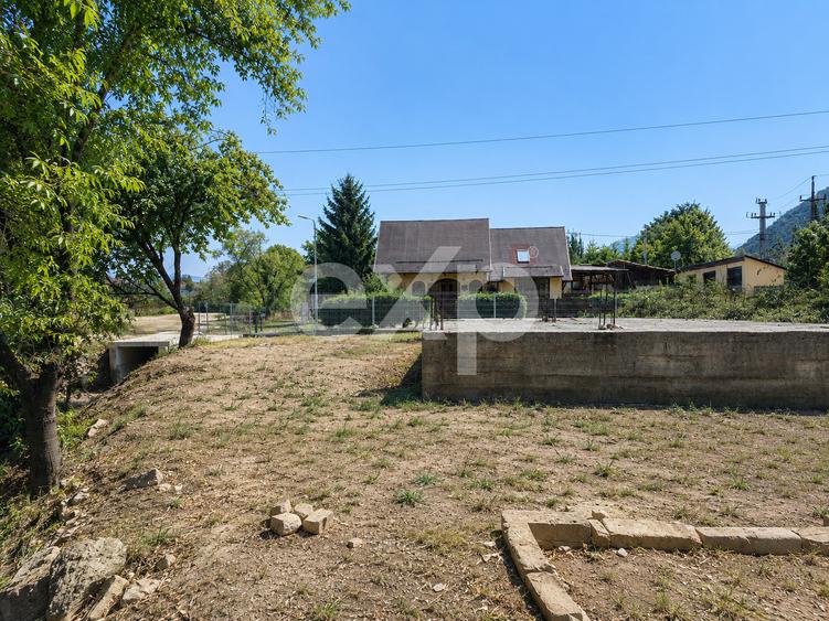 TEREN 800 MP intravilan cu fundatie – SĂCELE, STR. AVRAM IANCU