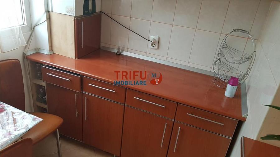 Apartament 3 camere de inchiriat etaj intermediar