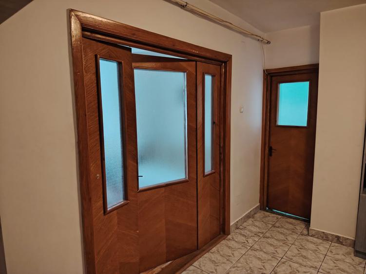 Apartament 3 camere, 2 balcone , aer condiționat
