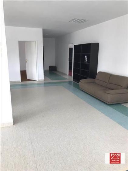 Hala renovata, cu acces rapid la autostrada