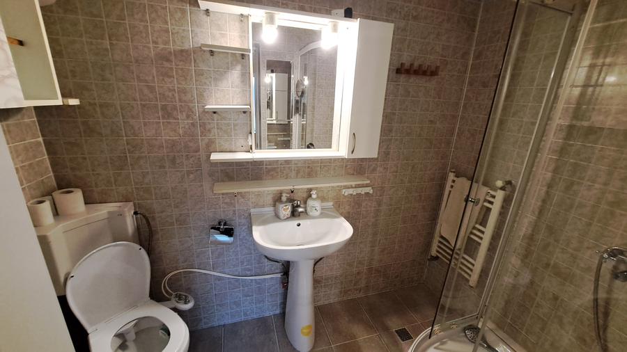 TEREN CU CASA DEMOLABILA