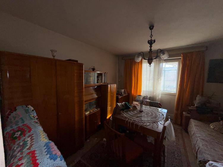 Apartament 2 camere,decomandat, etaj 3, zona Zamfirescu-Policlinica