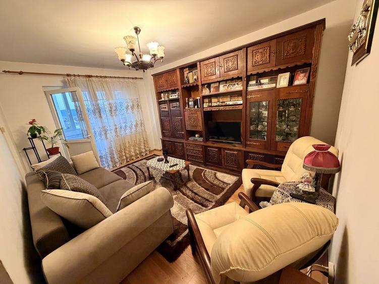 Apartament 4 camere 75 mp cu balcon si pivnita pe b-dul Mihai Viteazu