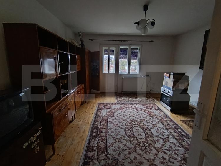 Casă de vanzare/spatiu comercial, cu 4 camere și un teren de 300 mp, central