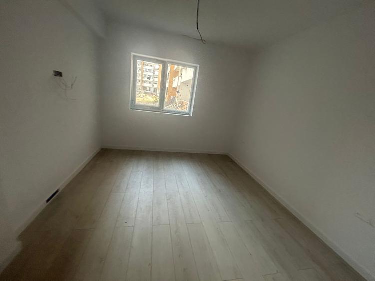 Apartament 3 camere decomandat, 35mp curte proprie, metrou Berceni