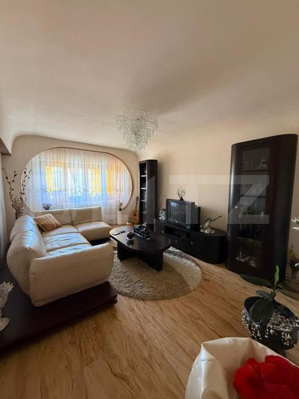 Apartament cu 4 camere, decomandat, zona 9 Mai