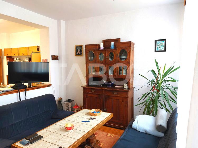 Casa si curte pretabila pentru 2 familii 980 mp teren liber Cisnadie