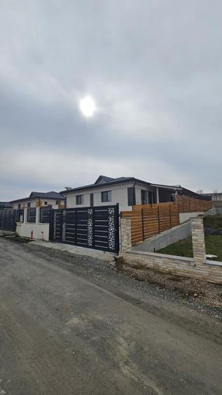 Casa individuala, 4 camere, curte 500mp, Corusu