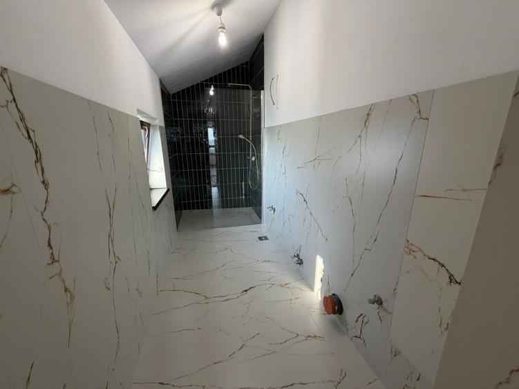 Casa P + 1 , 4 camere, 2 bai, bucatarie cu dining