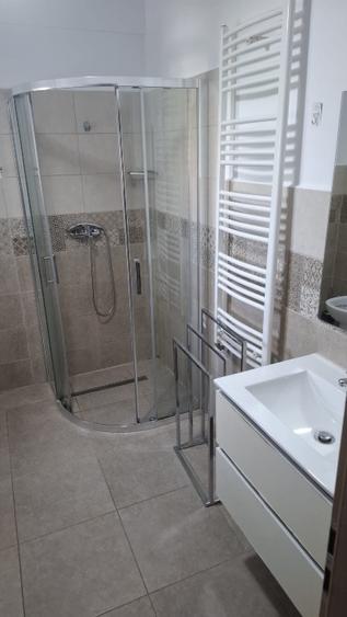Proprietar, inchiriez apartament cu 3 camere si garaj