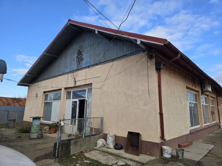 Se oferă spre vânzare / închiriere clădire cu spațiu comercial