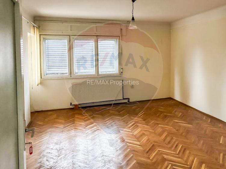 Casă / Vilă spațioasă cu curte generoasă în Urlați - 3