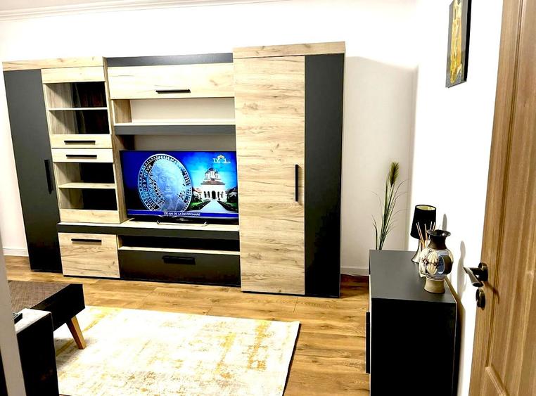 Apartament cu 3 camere, decomandat, zona Podu de Fier