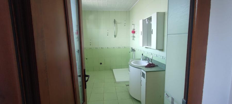 Casă de închiriat – 2 dormitoare, 100 mp utili + curte 220 mp, garaj, filigorie