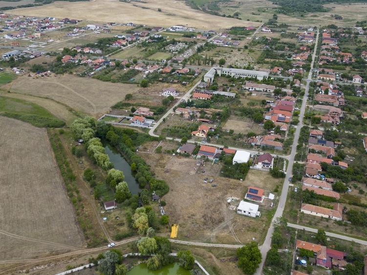 Teren de 7900 mp cu baltă de pescuit în Frumușeni