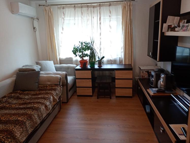 Apartament cu 3 camere decomandat, etaj 1/4, zona Canta