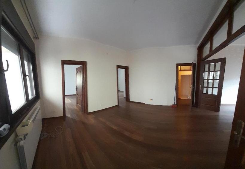 Piata Muncii-Calea Calarasilor, vila 500mp /12 camere, curte 150 mp