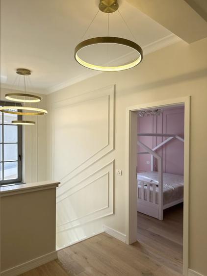 Margine de triplex : 5 camere, 3 bai,2 dressinguri,bucatarie, balcon,terasa.