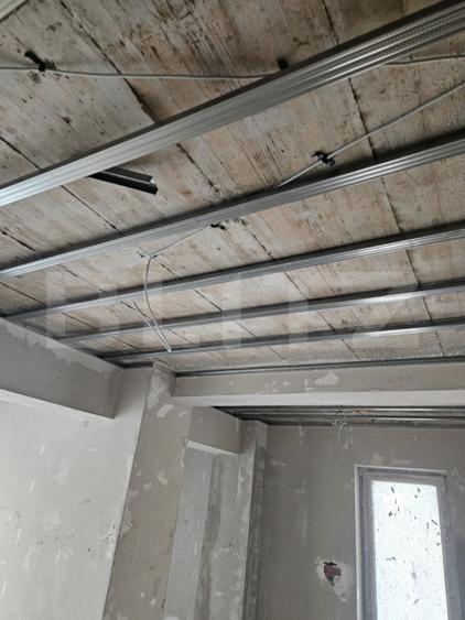Apartament 3 camere, 2 bai, decomandat, etaj intermediar, zona Tractorul