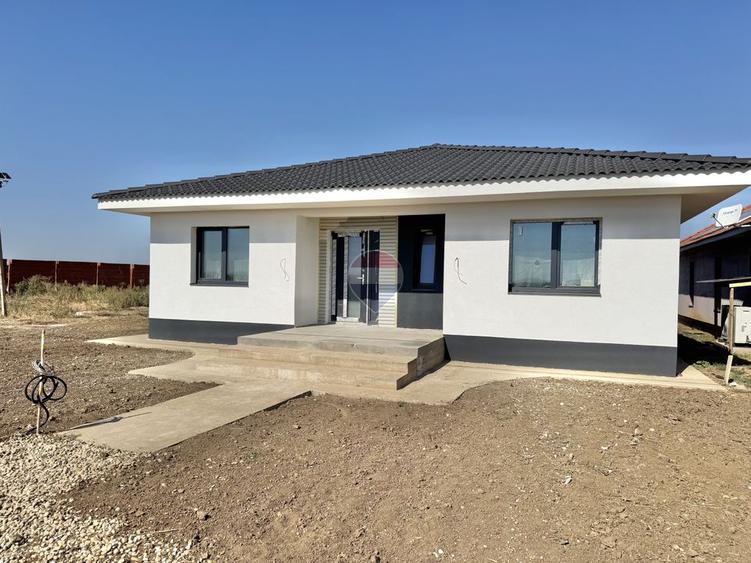 Casă cu 4 camere la alb de vânzare in Livada de Bihor