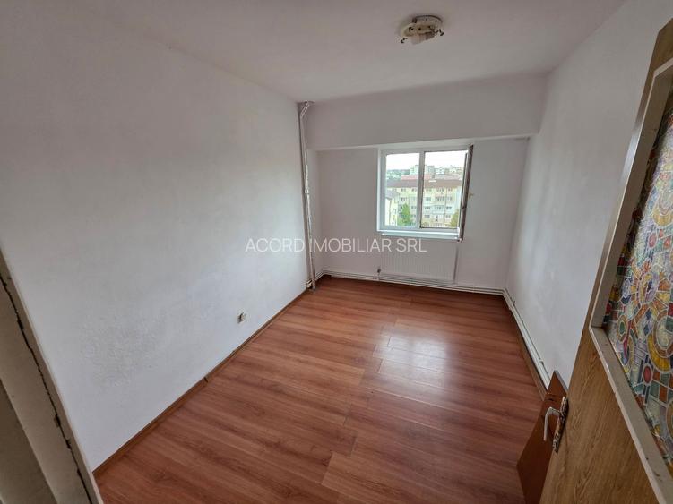 Apartament 4 camere zona Poarta 6