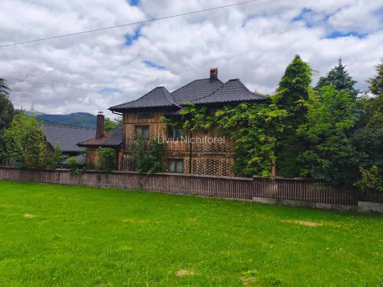 Casă din lemn masiv, zonă centrală Câmpulung Moldovenesc-242 mp, teren 1.756 m - 3