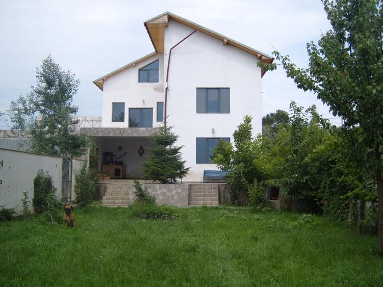 Spatiu comercial(birouri,depozit,locuinta,garaj,2 curti)