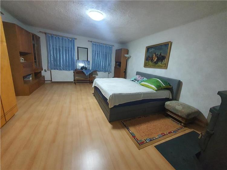 Casa saseasca pe un singur nivel, cu 2.021mp teren in Slimnic