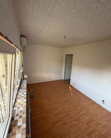 Apartament cu 4 camere de 81 mp, de renovat, în bloc reabilitat