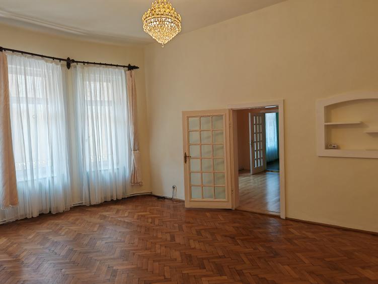 Apartament 3 camere liber la vanzare zona Piata Sfatului