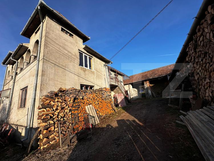 Casa cu 4 camere,baie, bucatarie,anexe.pivniță teren 2500 mp
