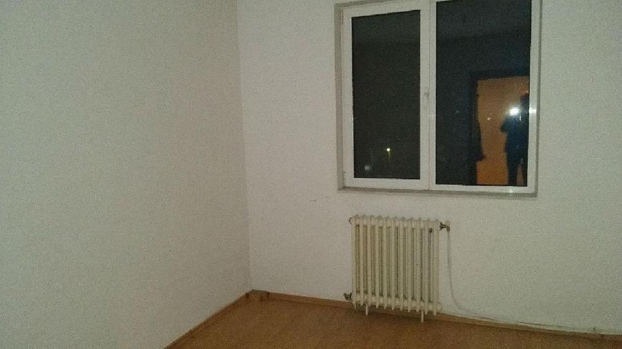 TARGU NEAMT Apartament 3 camere decomandate - 76 mp - etaj 4