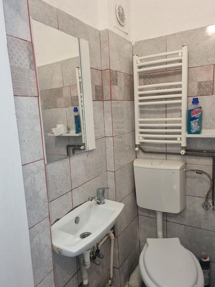 Garsonieră spațioasă zona centrala, curte comuna.