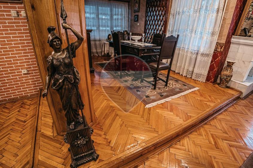 DE VANZARE Casă-muzeu în Răzvad | Reședință unică, 391 mp