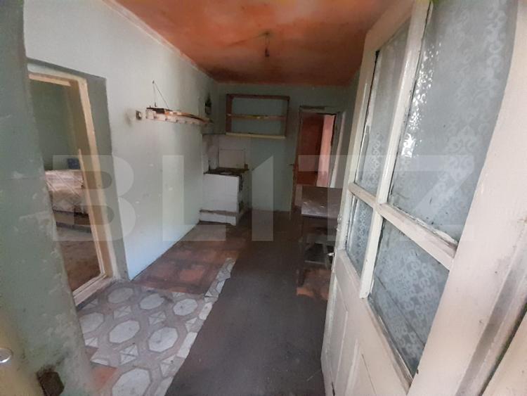 Teren 1160 mp + casa batraneasca, zona Cosoveni