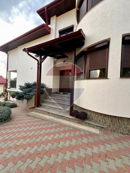 Casă / Vilă cu 8 camere de vânzare în Suceava