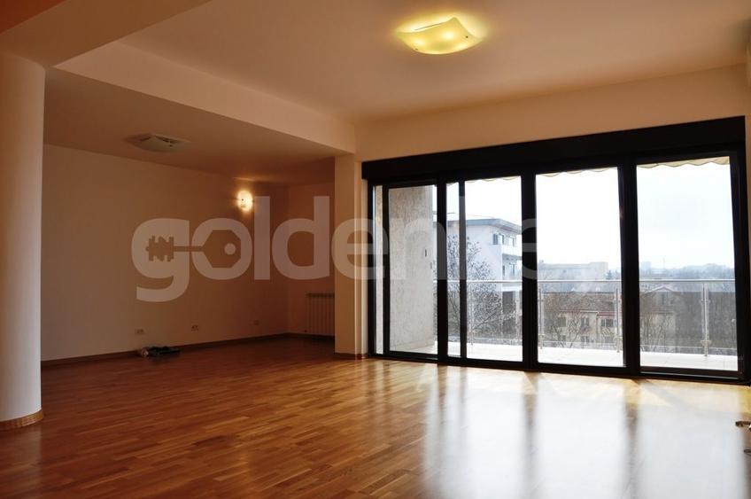 Apartament spatios si luminos cu 4 camere | 2 garaje