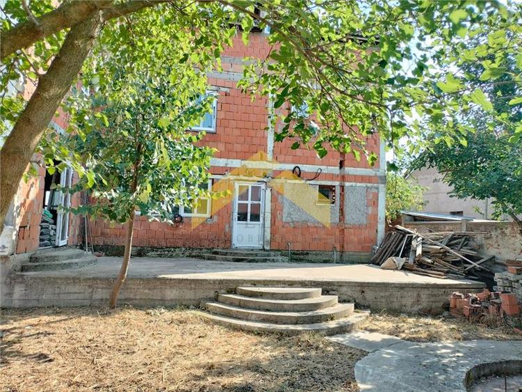 Casa la gri de vanzare in localitatea Fantanele
